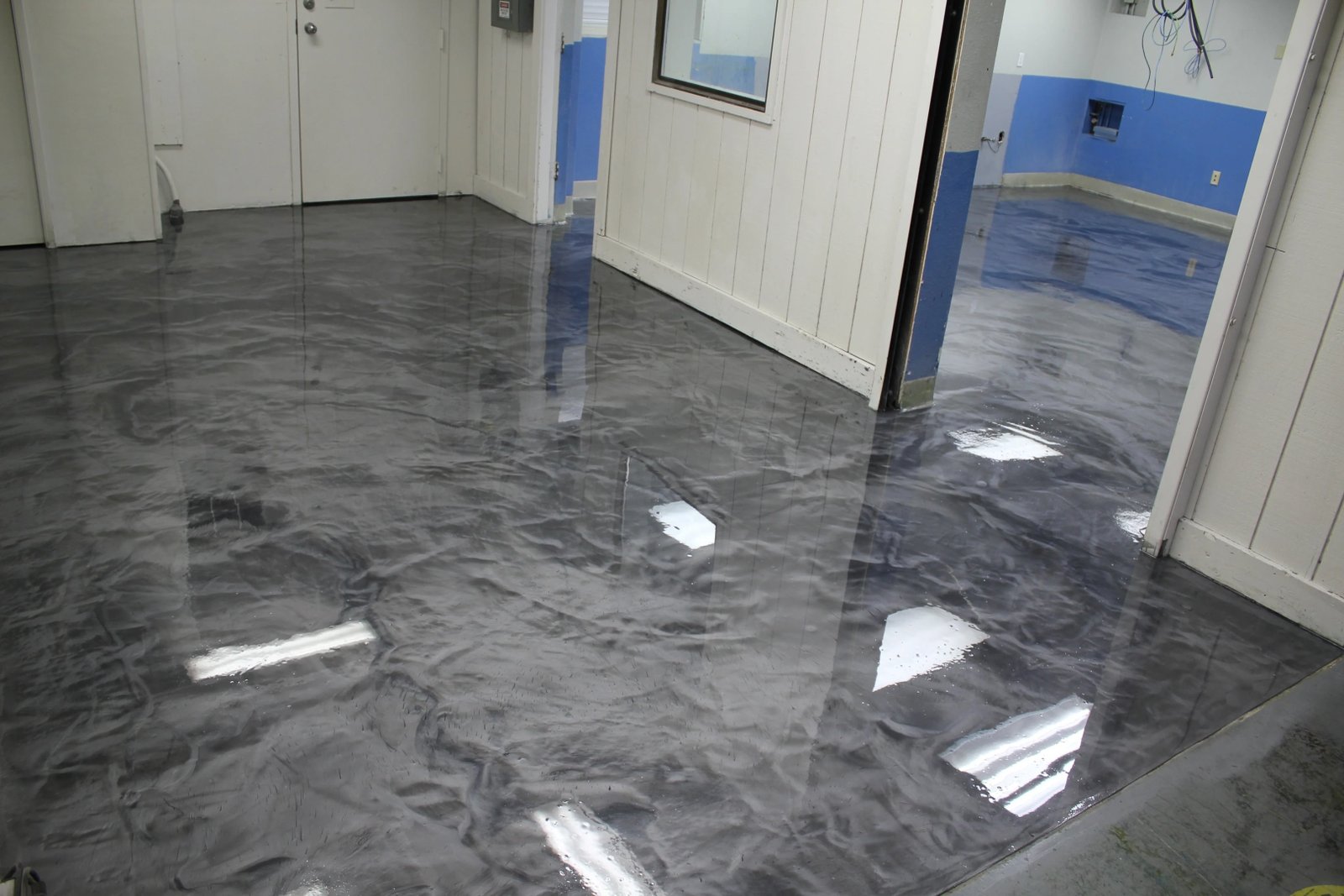 High-gloss metallic epoxy floor